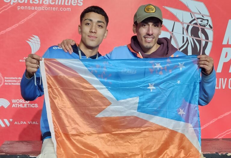 Galo Godoy (1º en salto en largo) junto a su entrenador Rodrigo Velasquez