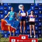 Renata Godoy y Luciana Ferreyra celebran sus medallas de plata obtenidas en el Campeonato Nacional de Atletismo U23 representando a Tierra del Fuego.
