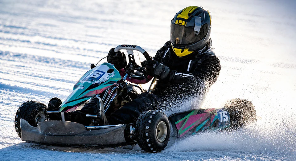 Master de Pilotos sobre Hielo en la Laguna Cami de Tolhuin con kartings compitiendo sobre hielo.